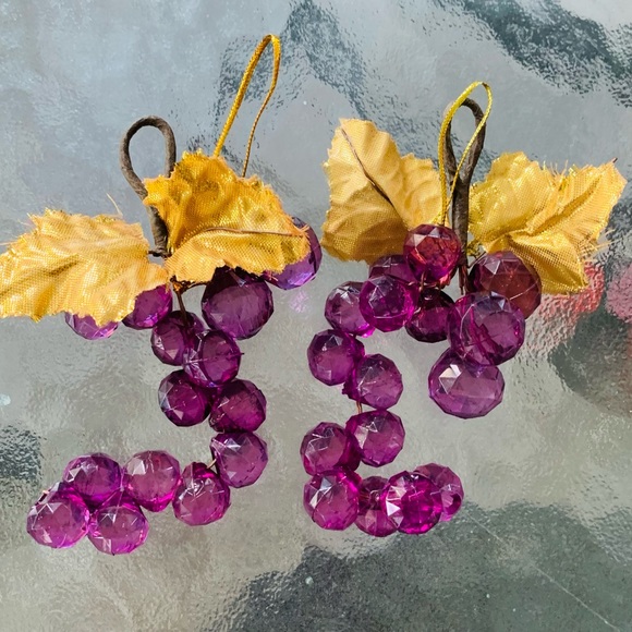Vintage (Set of 2) Purple Lucite Acrylic Faceted Cluster Grapes w/ Gold Leaves - Picture 6 of 14